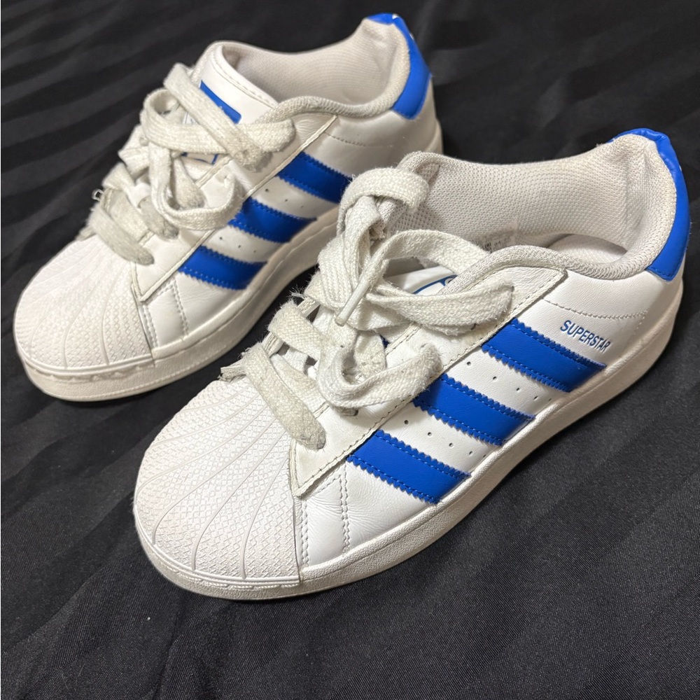 Adidas Superstar kids size 5 White Blue Sneakers Classic Design laces streetwear